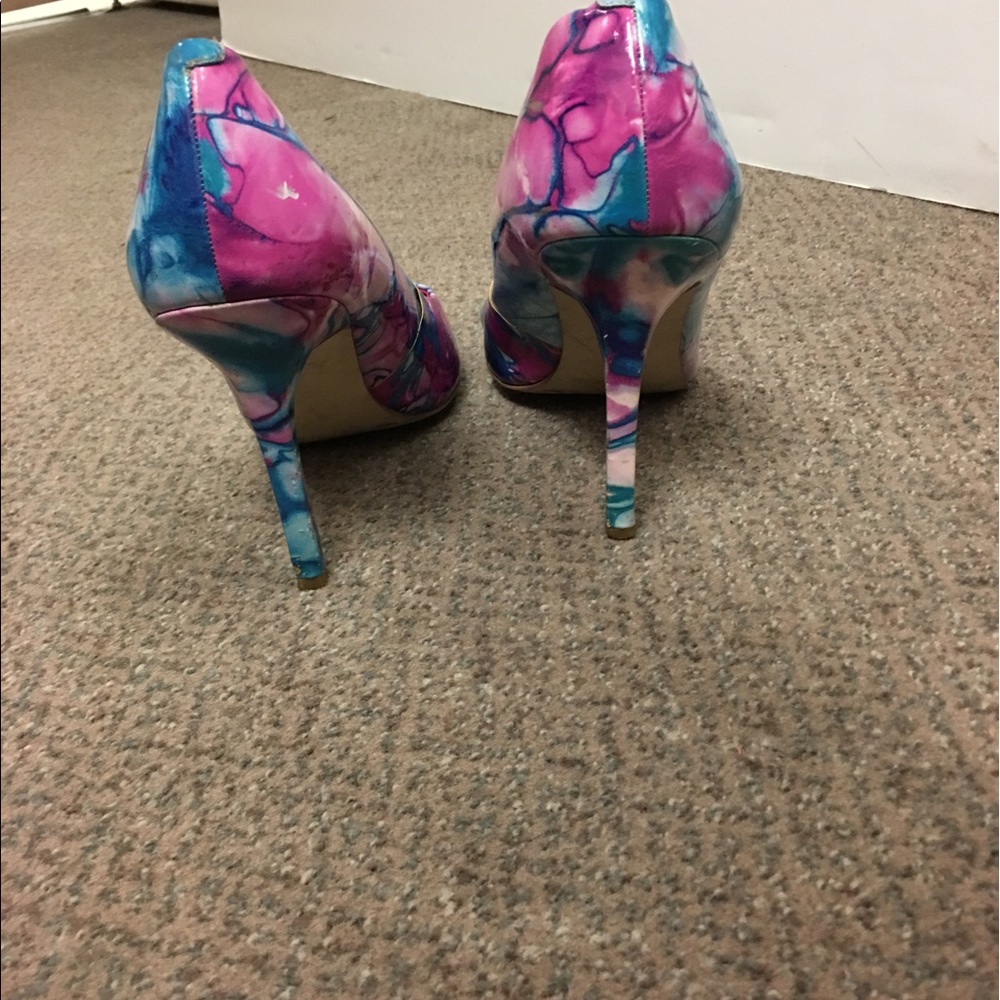 Woman's BCBG multi color pump