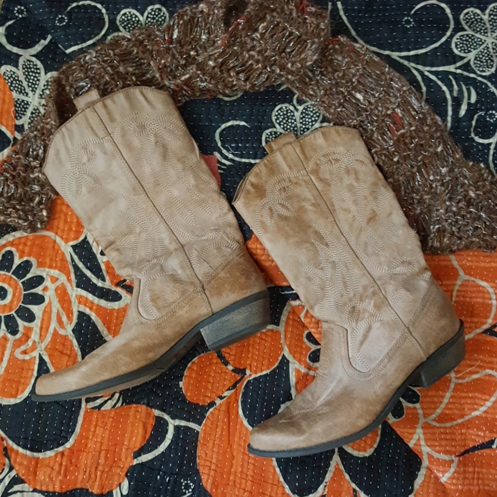 Distressed Manmade Womens 8.5 Cowboy Boots