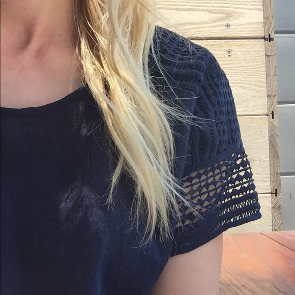 💕 LAST ONE 💕 Detailed Navy Flow Top - Picture 5 of 6