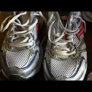 A pair of saucony shoe size 9.5
