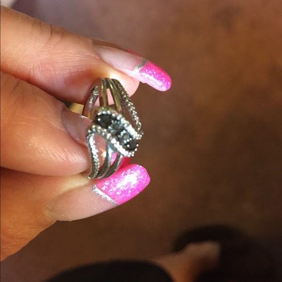 Silver tone with possibly black crystals ring - Picture 3 of 3