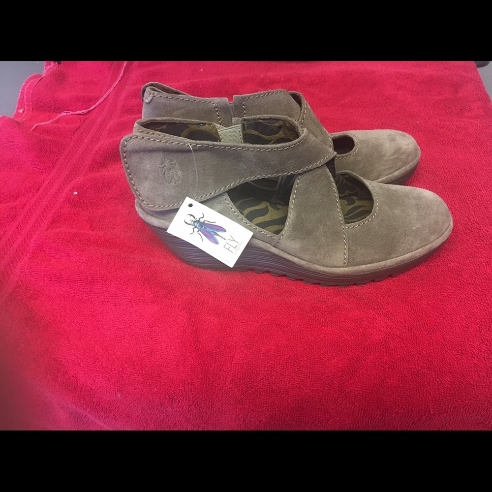 NWT Fly  London Yogo Wedge Pump Taupe