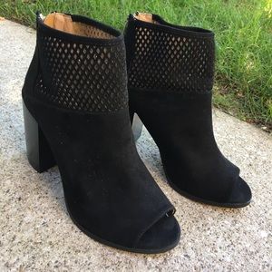 Report heeled peep toe