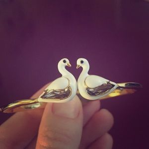 On Pointe Swan Hinge bracelet BNIB!!