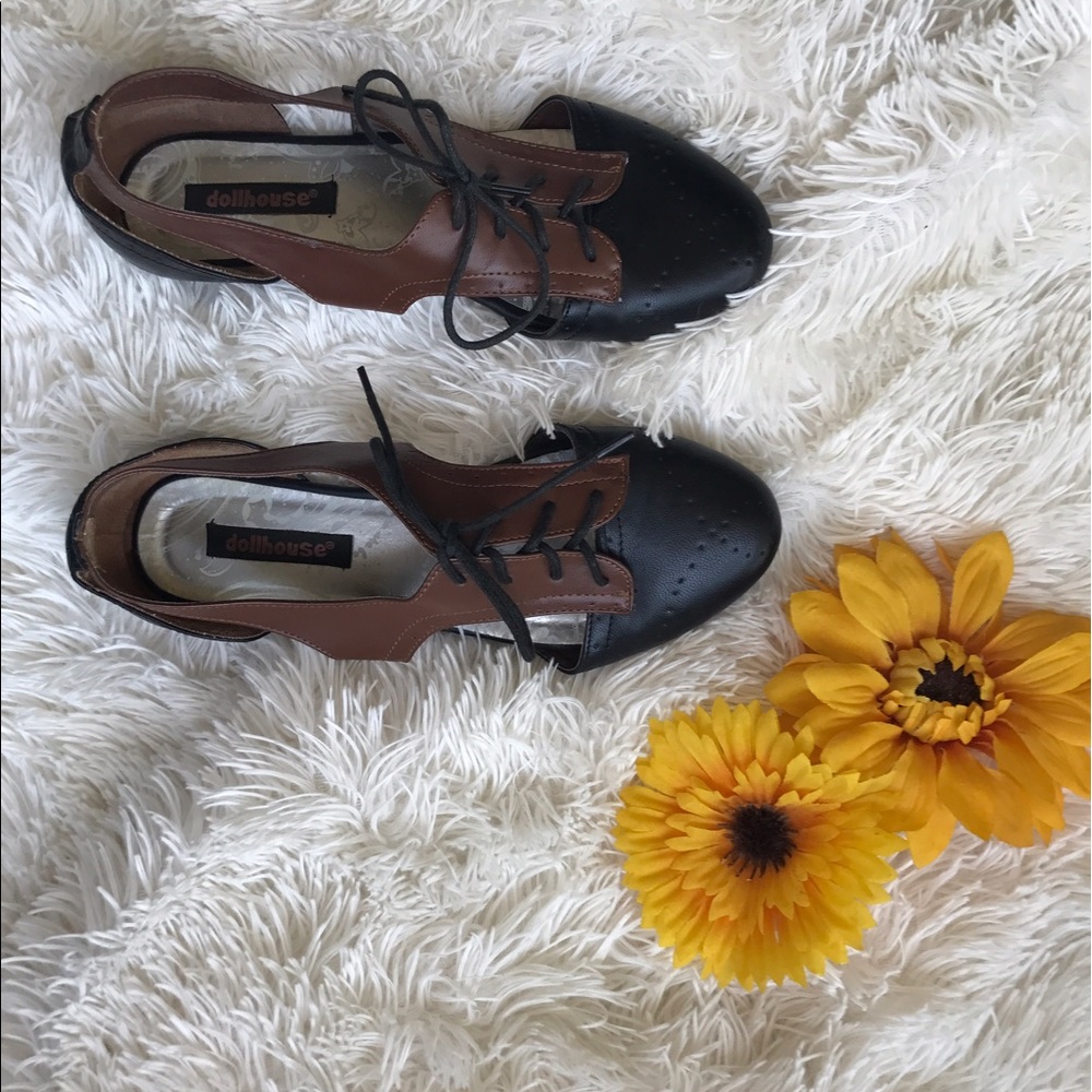 🌼Size 8 Black and brown creatively cut flats🌼
