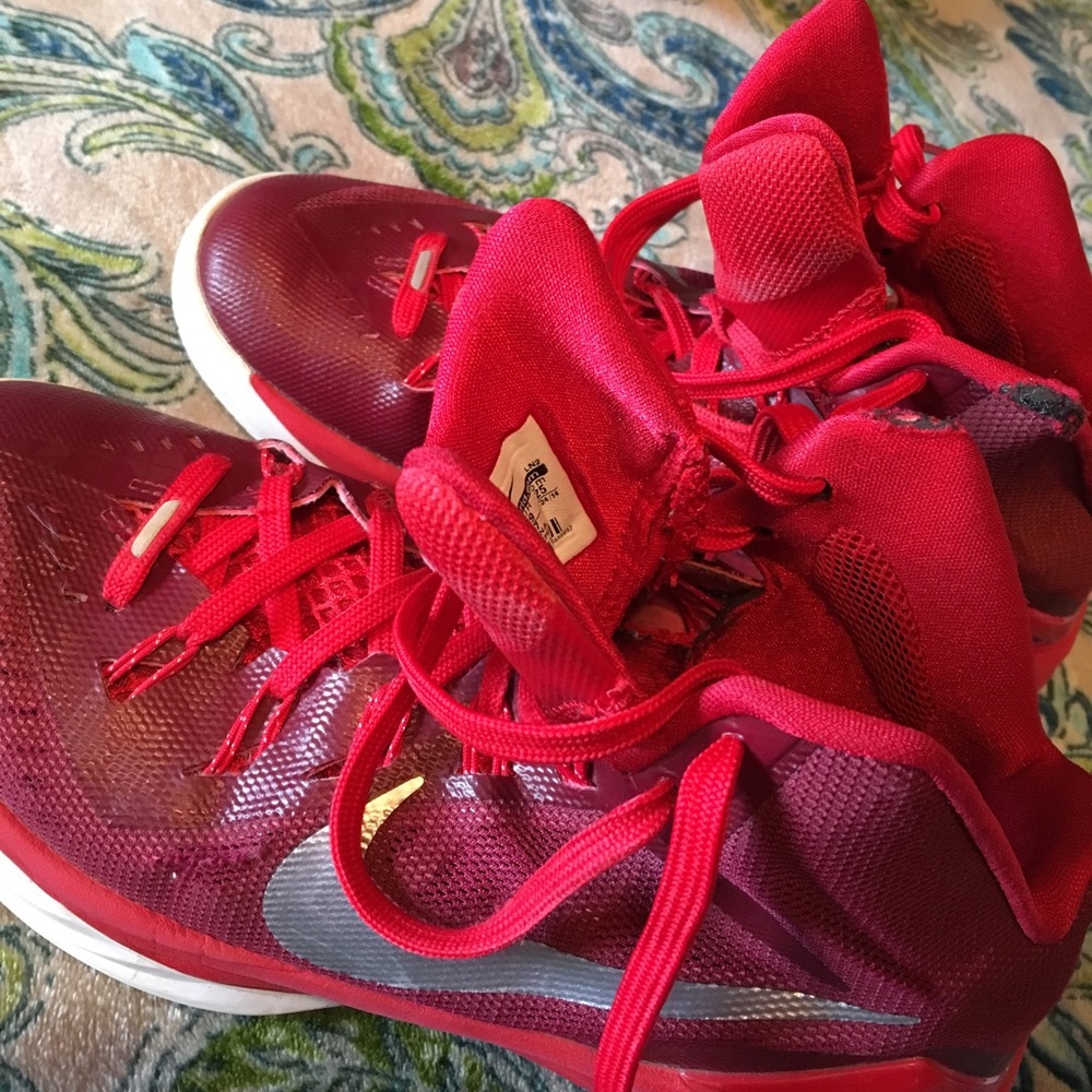 Red nike basketball shoes - Picture 2 of 4