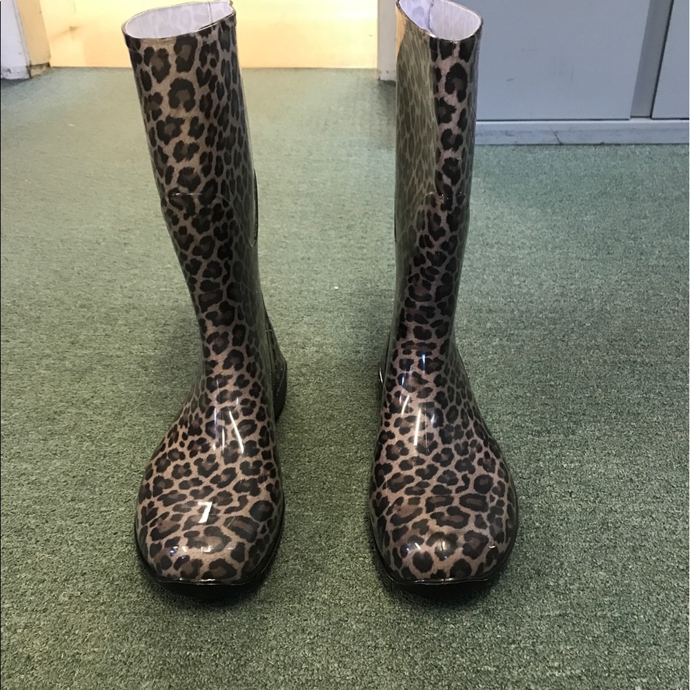Leopard rain boots