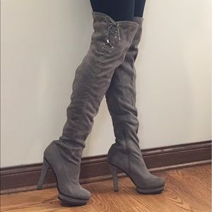 Over-the-knee Jennifer Lopez - grey suede boots