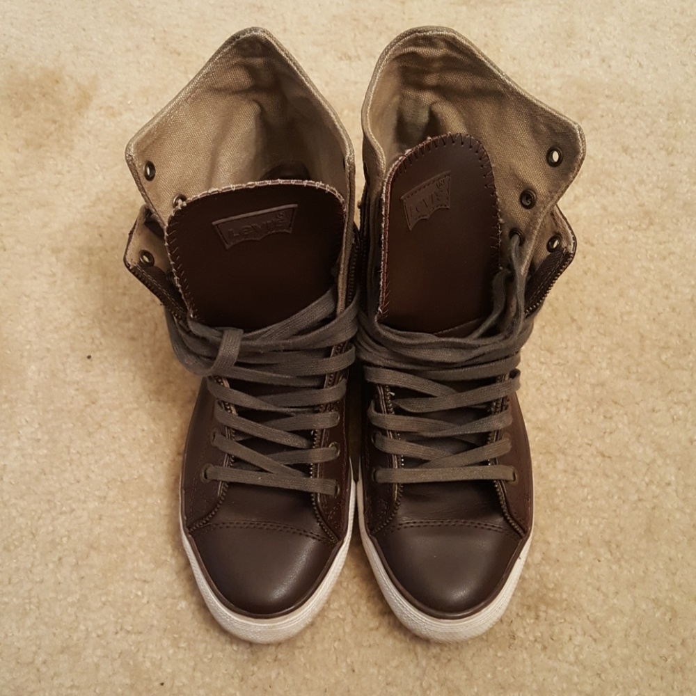 Like new Levi's brown high top gym shoes