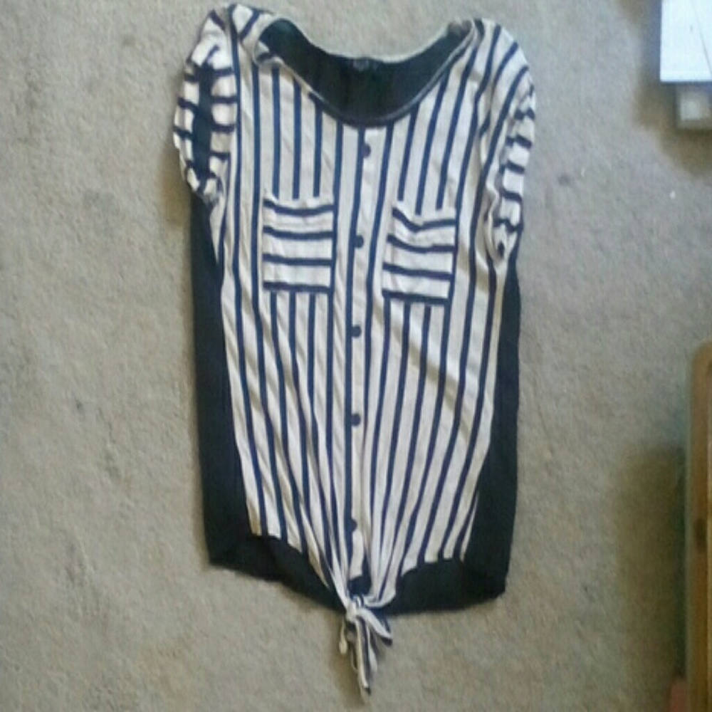 Black and white top size small