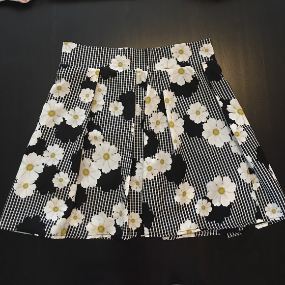 Cute Mini Skirt ! 💃🏻 NEVER WORN - Picture 1 of 5