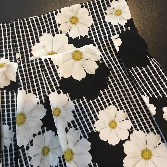 Cute Mini Skirt ! 💃🏻 NEVER WORN - Picture 2 of 5