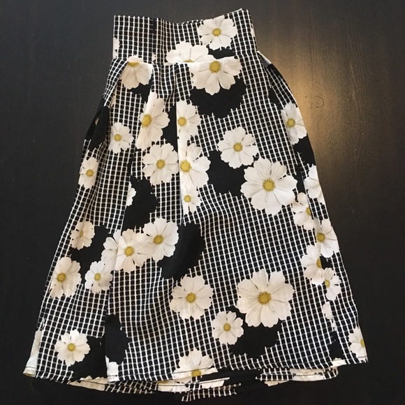 Cute Mini Skirt ! 💃🏻 NEVER WORN - Picture 5 of 5