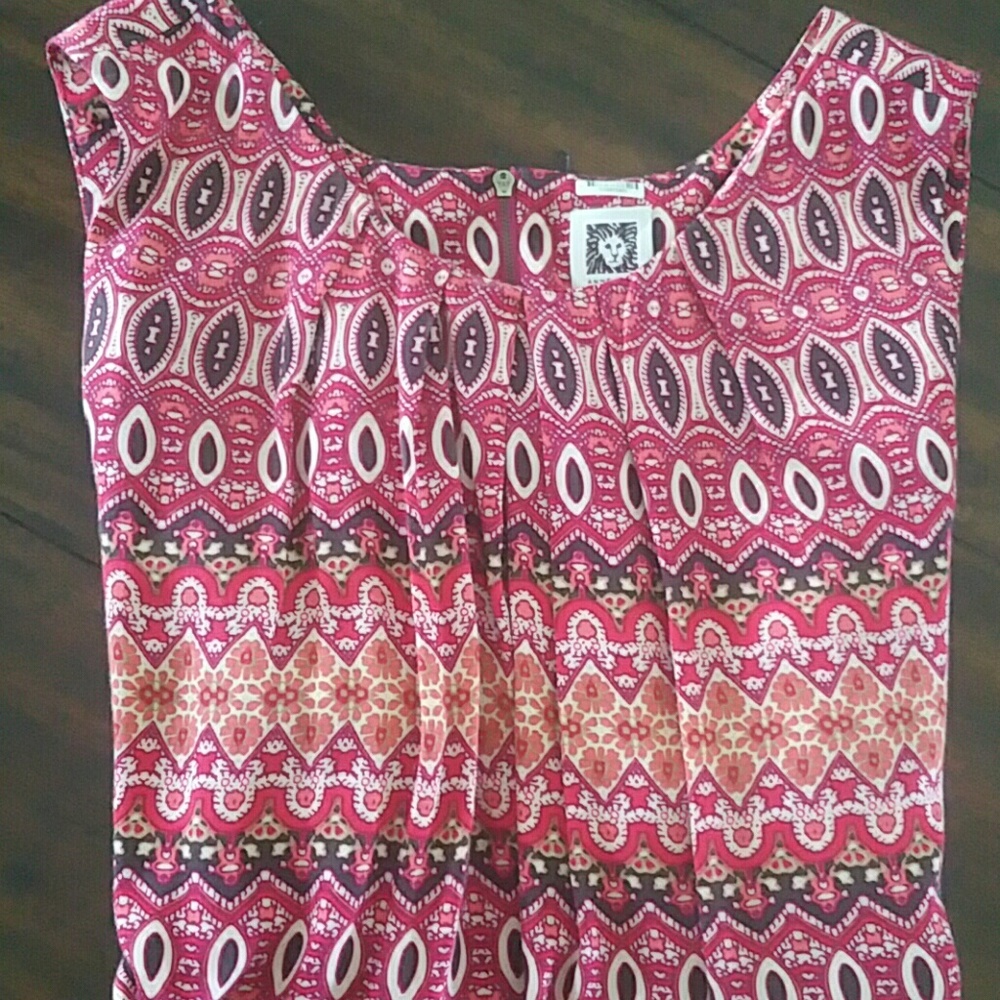 Anne Klein beautiful sleeveless hi-low top