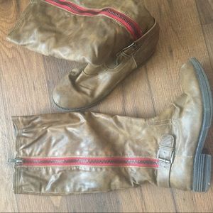 Cognac  boots with red zipper detail