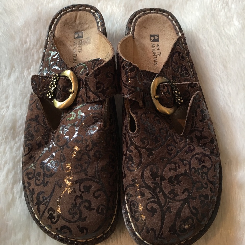 White Mountain 9 Mules w/Embossed Leather & Strap