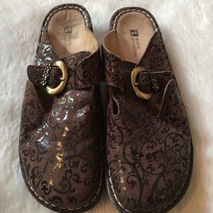 White Mountain 9 Mules w/Embossed Leather & Strap