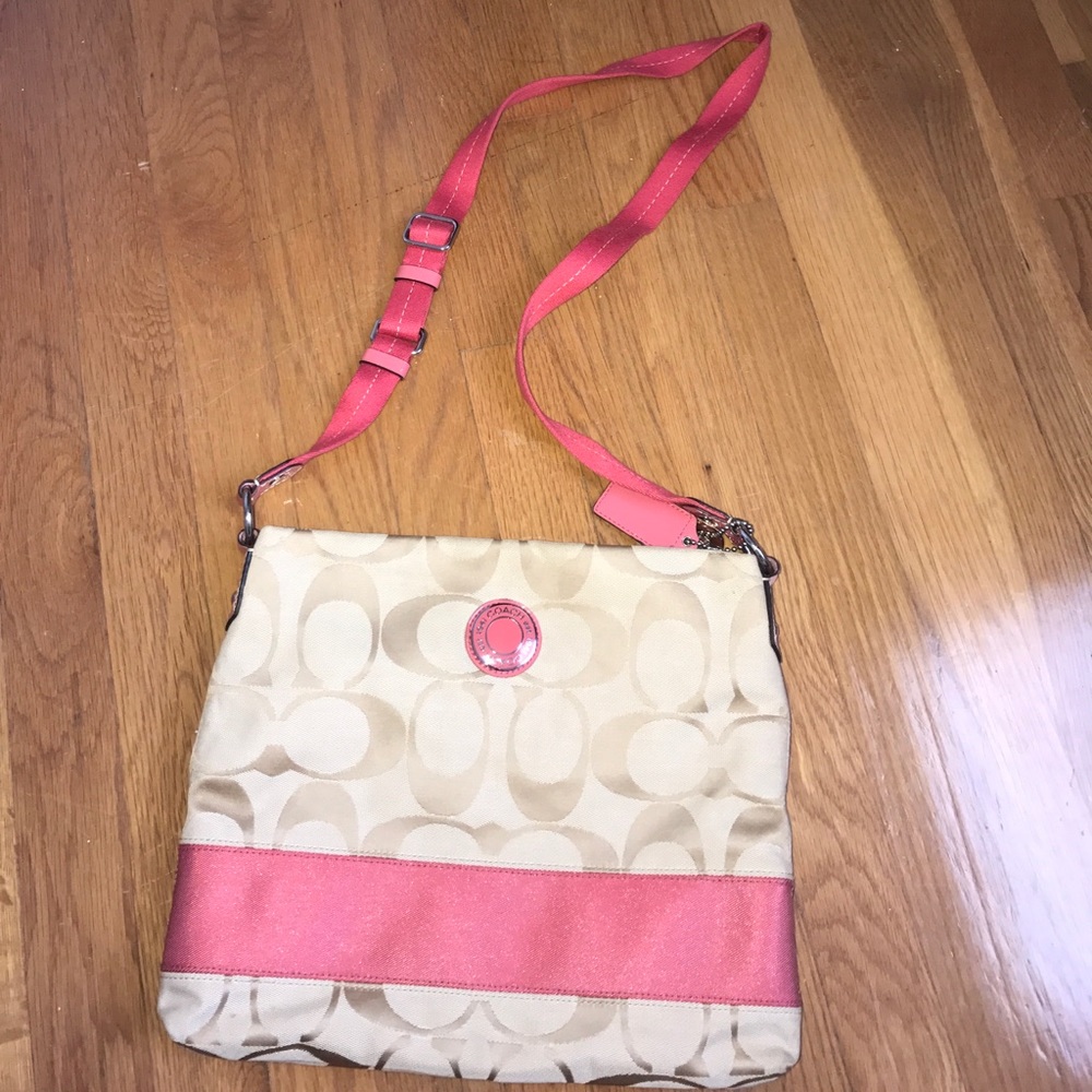 Authentic Coach cross-body bag ⭐️💗💗