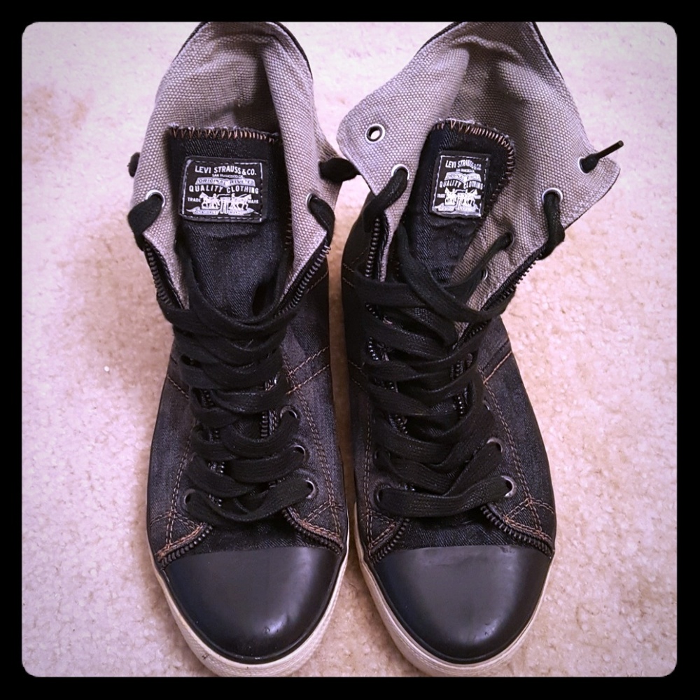 EUC Levi's navy blue high top gym shoes