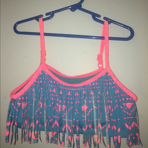 A bathing suit - Picture 2 of 3