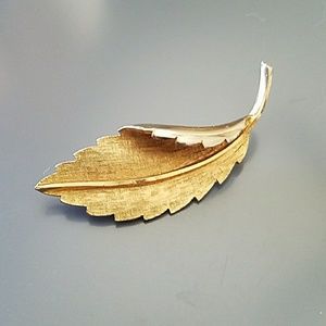 Vintage Jewelcraft curled leaf brooch EUC