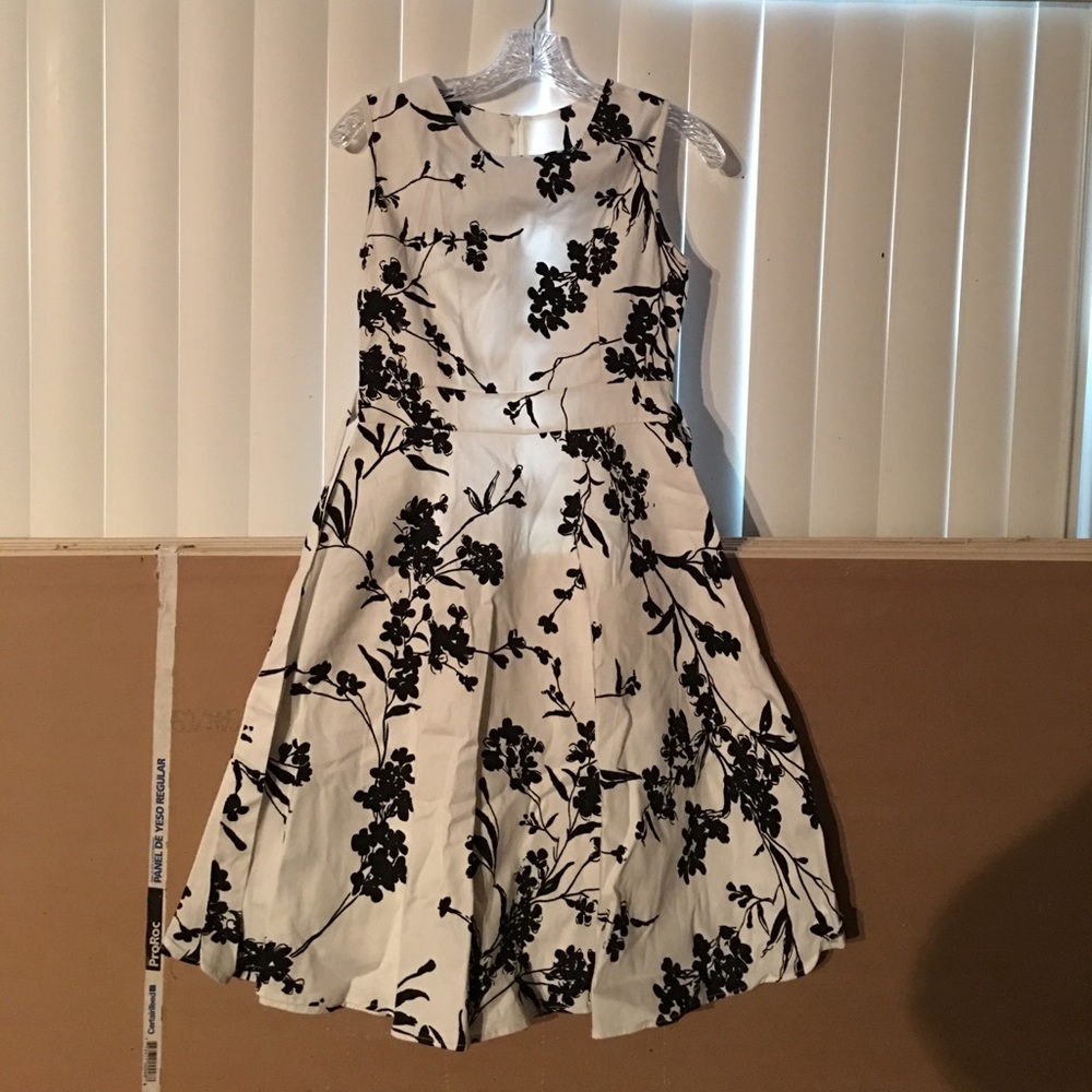 Beautiful White and Black Floral Dress size 4