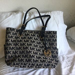 Michael Kors Small Jet Set Signature Purse