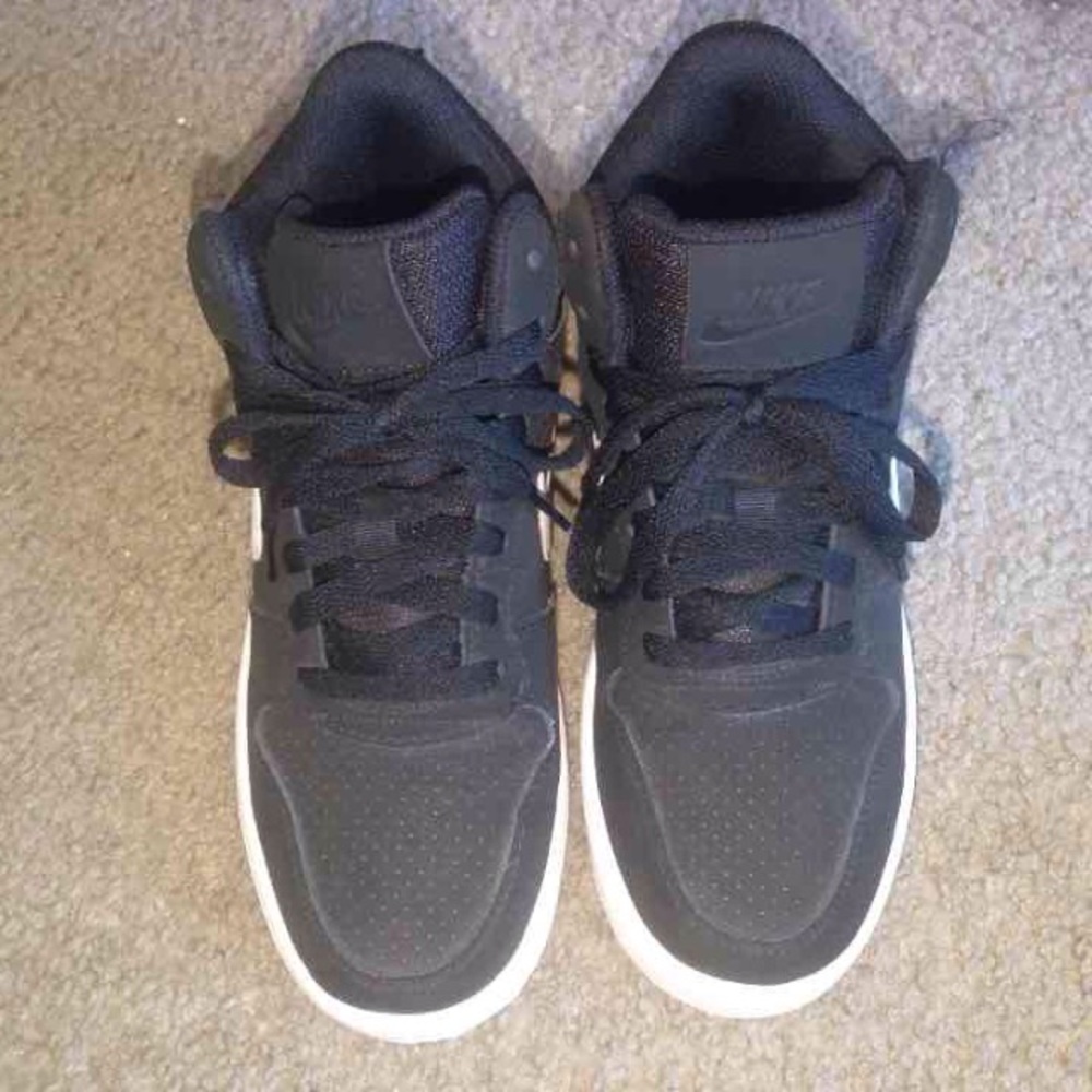 Nike like new size 6 ladies black shoes