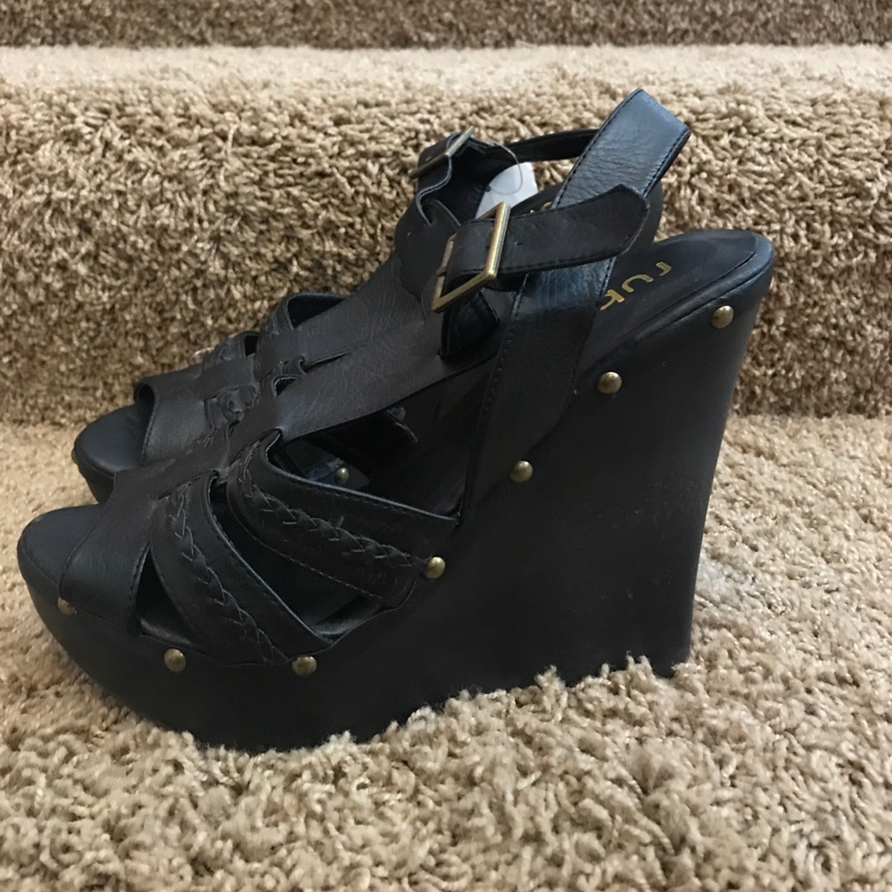 Black Wedges! - Picture 2 of 3