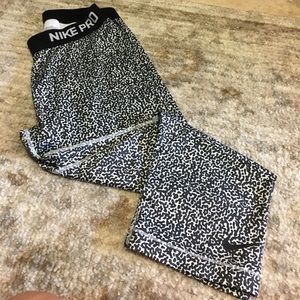 Nike Pro crop pants