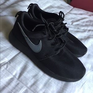 Black Nike Roshe's