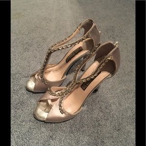 E Live from the Red Carpet Silver peep heels