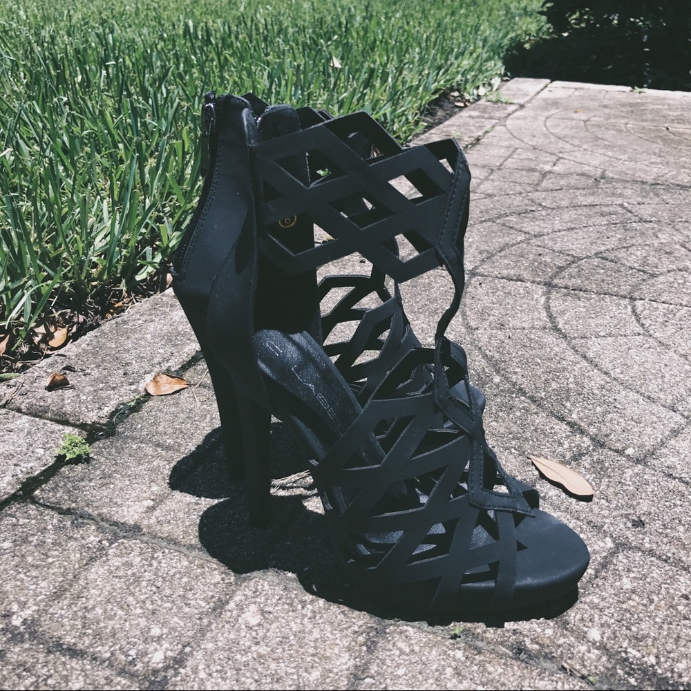 🎀CLEARANCE🎀Diamond cut out heels - Picture 1 of 3