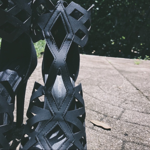 🎀CLEARANCE🎀Diamond cut out heels - Picture 3 of 3