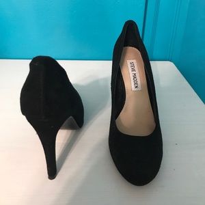 Steve Madden almond toe sued heel