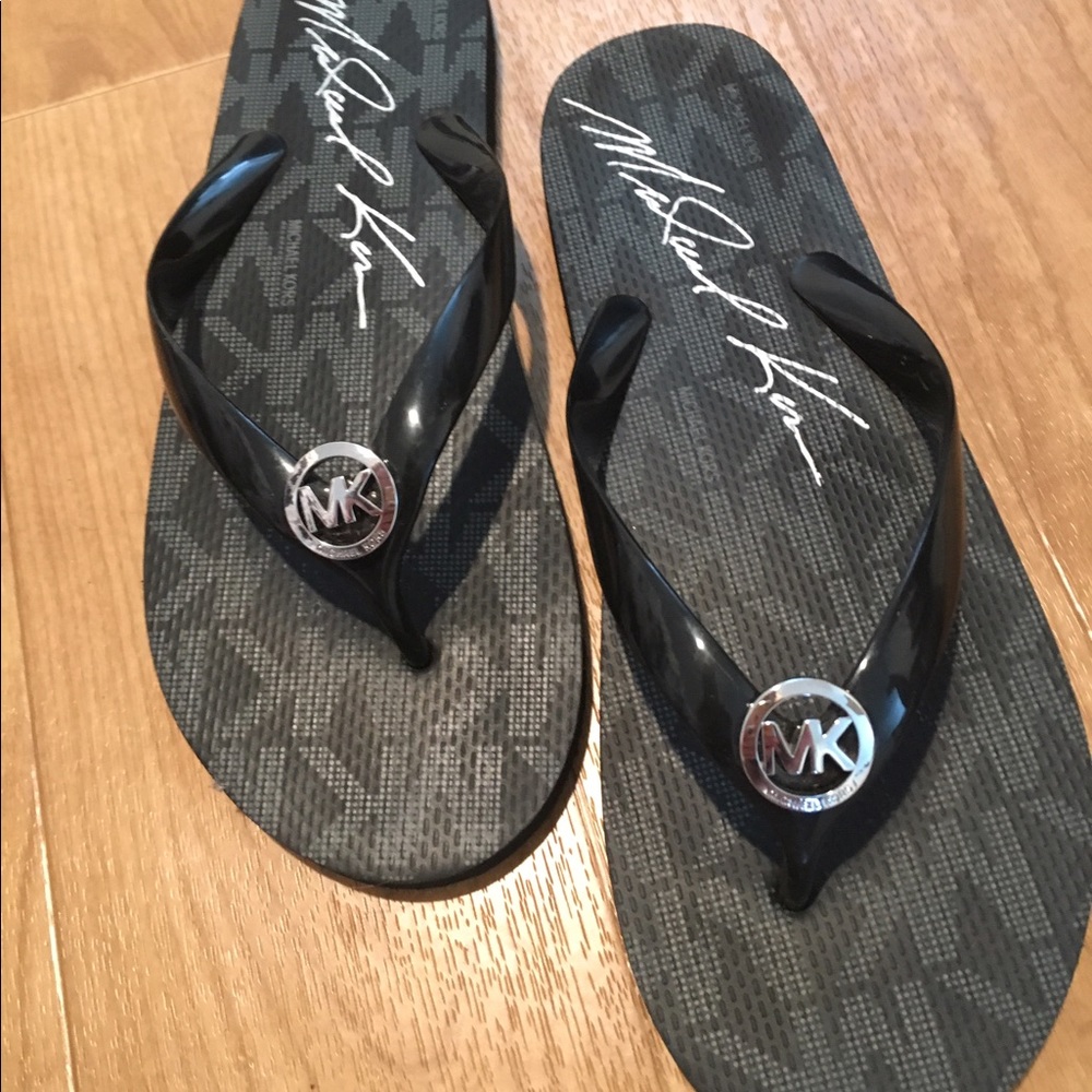 Michael Kors Flip Flops - TRENDY (like new)