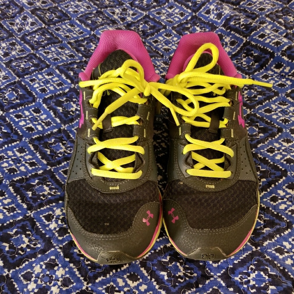 Size 9 women's under armour tennis shoes