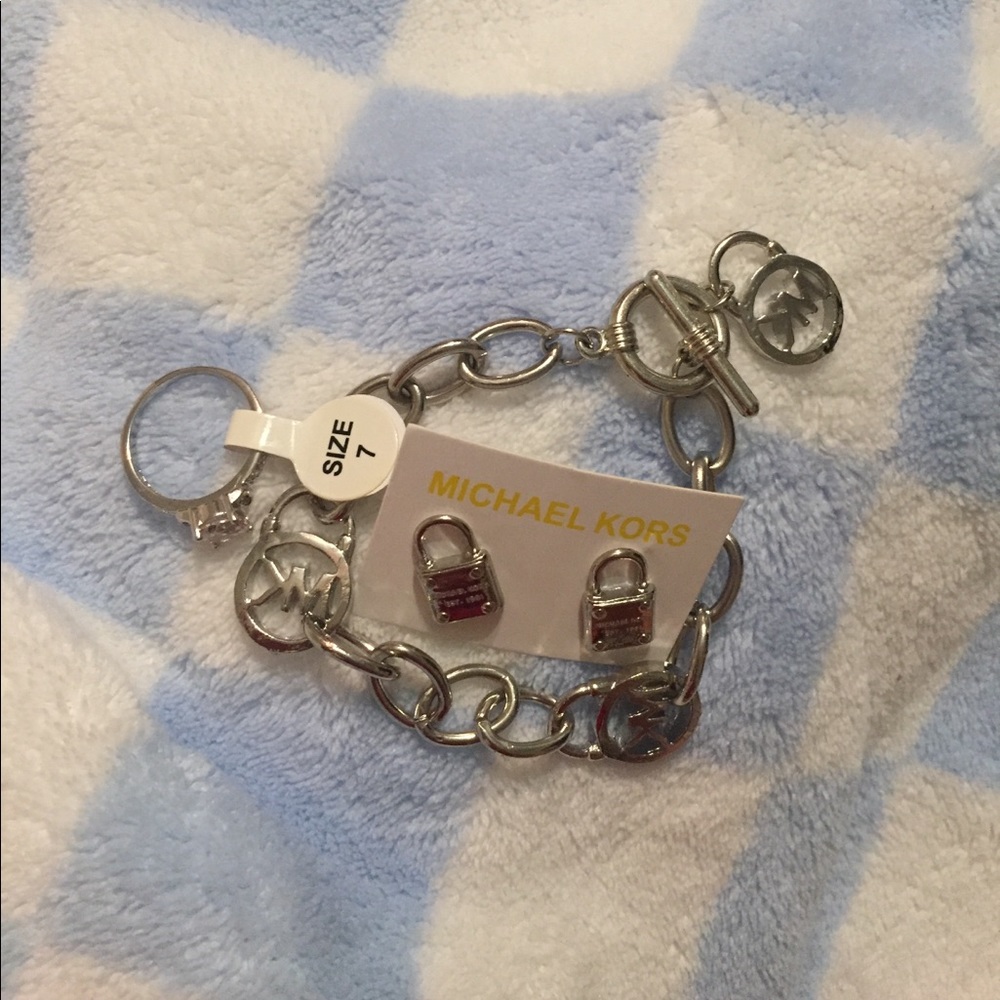 Ring - bracelet - earrings