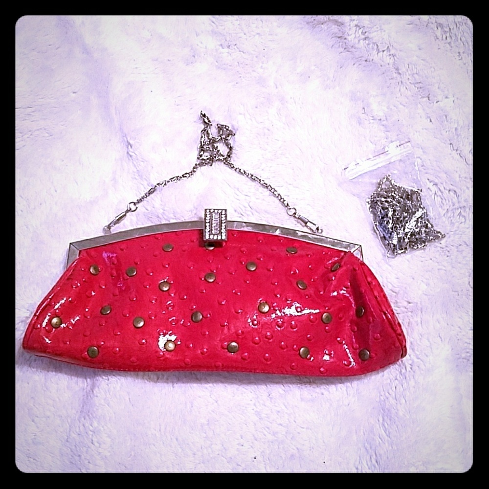 A sexy red clutche with optional and extra strap