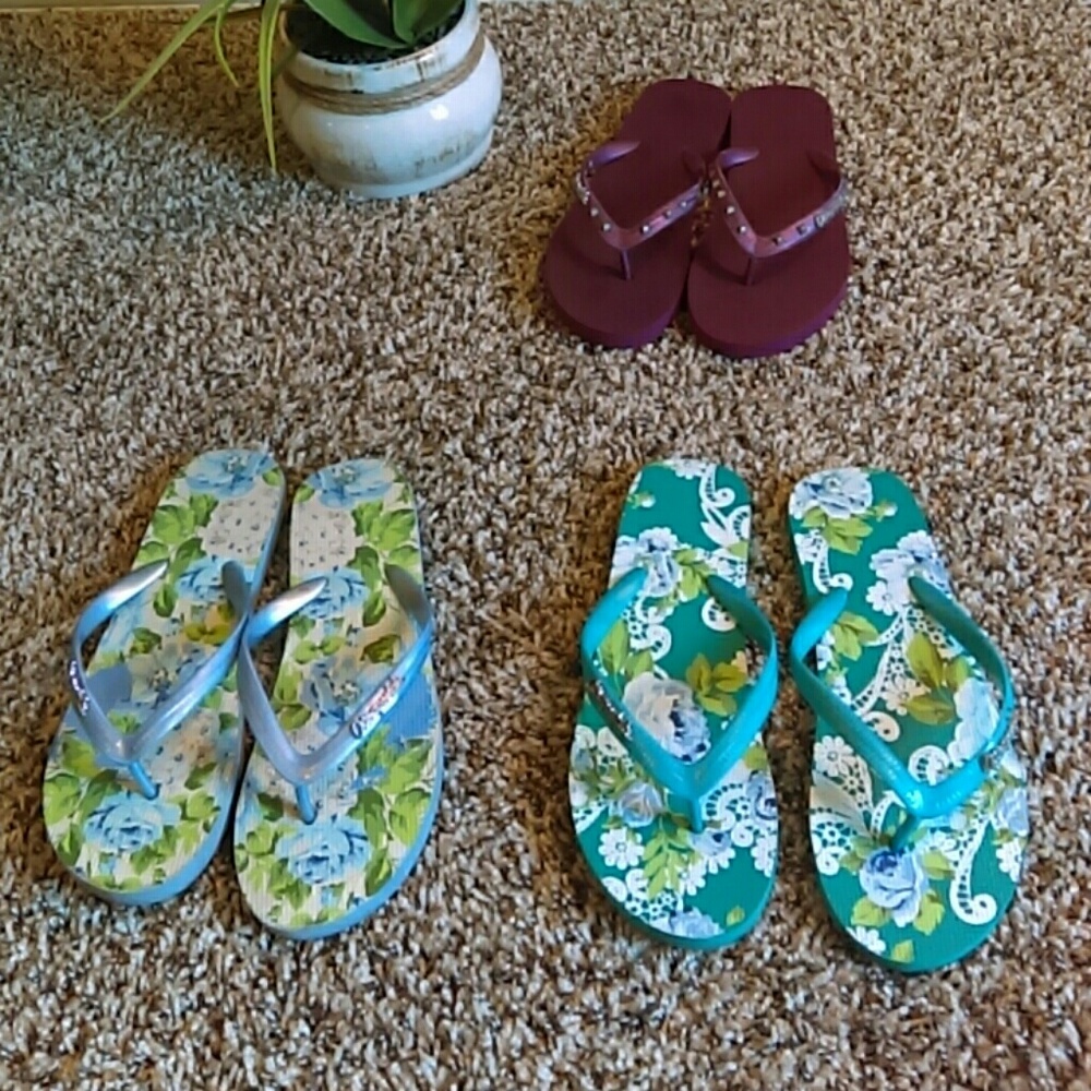 3 Pairs of Aeropostale Flip Flops