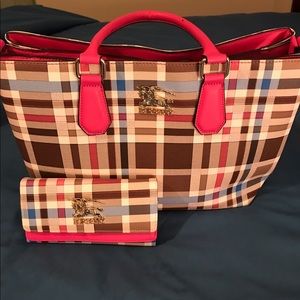 Burberry pocketbook set. Brand new used 1 time.