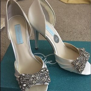 Blue by Betsey Johnson ivory satin pumps