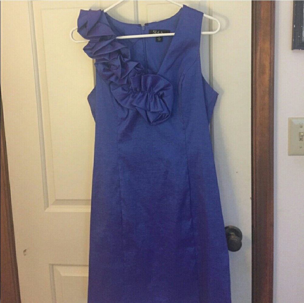 Cocktail dress with shoulder decoration