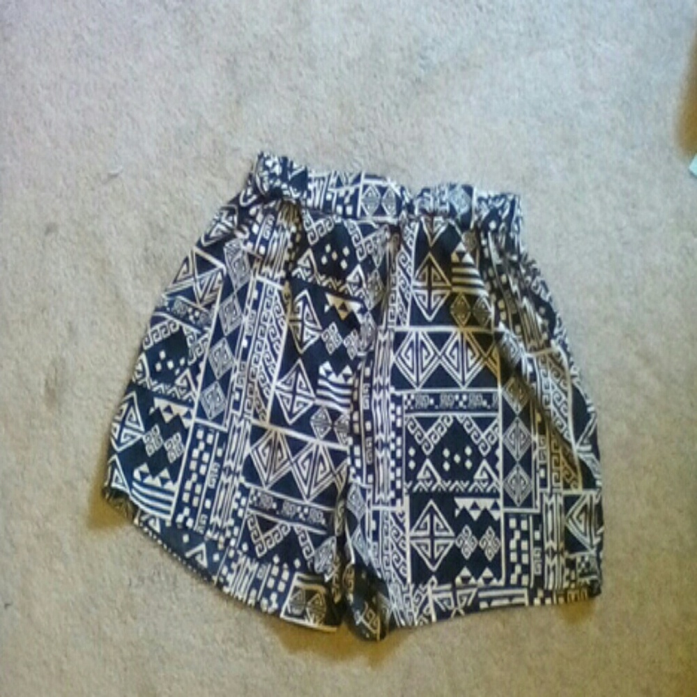 High waisted black and white patterened shorts