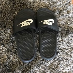 Nike slides Men size 5 women size 7