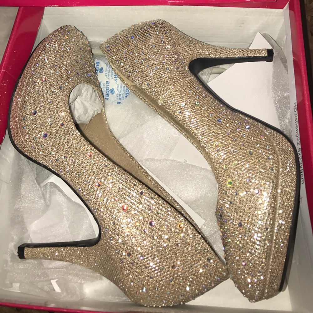 Brand new rhinestone embezzled heels 😍