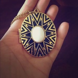 House of Harlow medallion pendant necklace