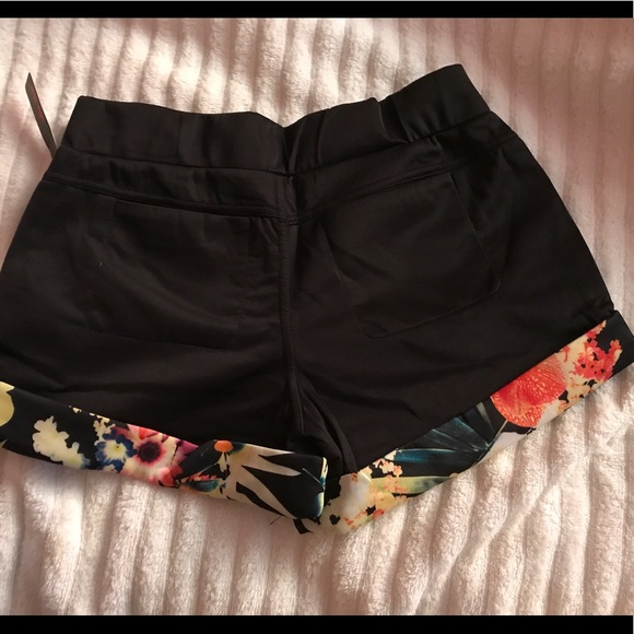 Black shorts with floral design - Picture 2 of 3