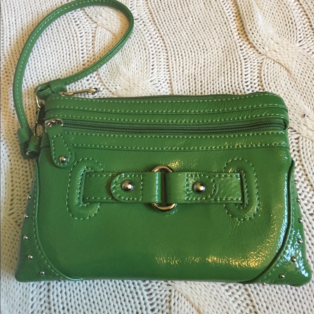 🔴3/$15 SALE Stone Mountain bright green wristlet