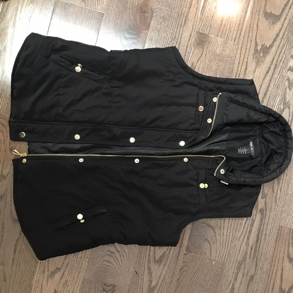 black lightweight vest